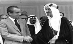 1973 في العلن فيصل يقطع النفط وفي السر يرسل بدلا عنها الاموال والاستشمارات في السوق الامريكية